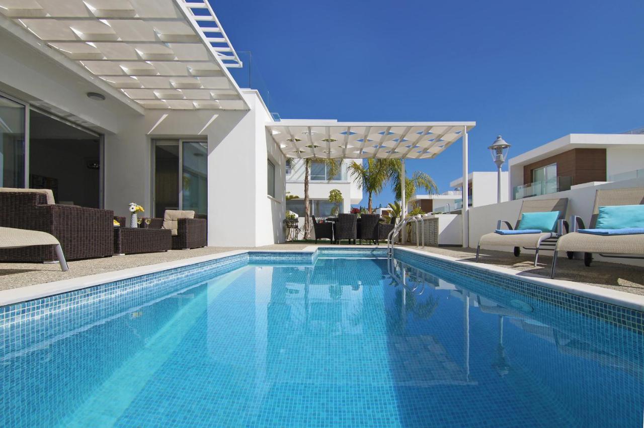 Villa Sunday Ayia Napa Bagian luar foto